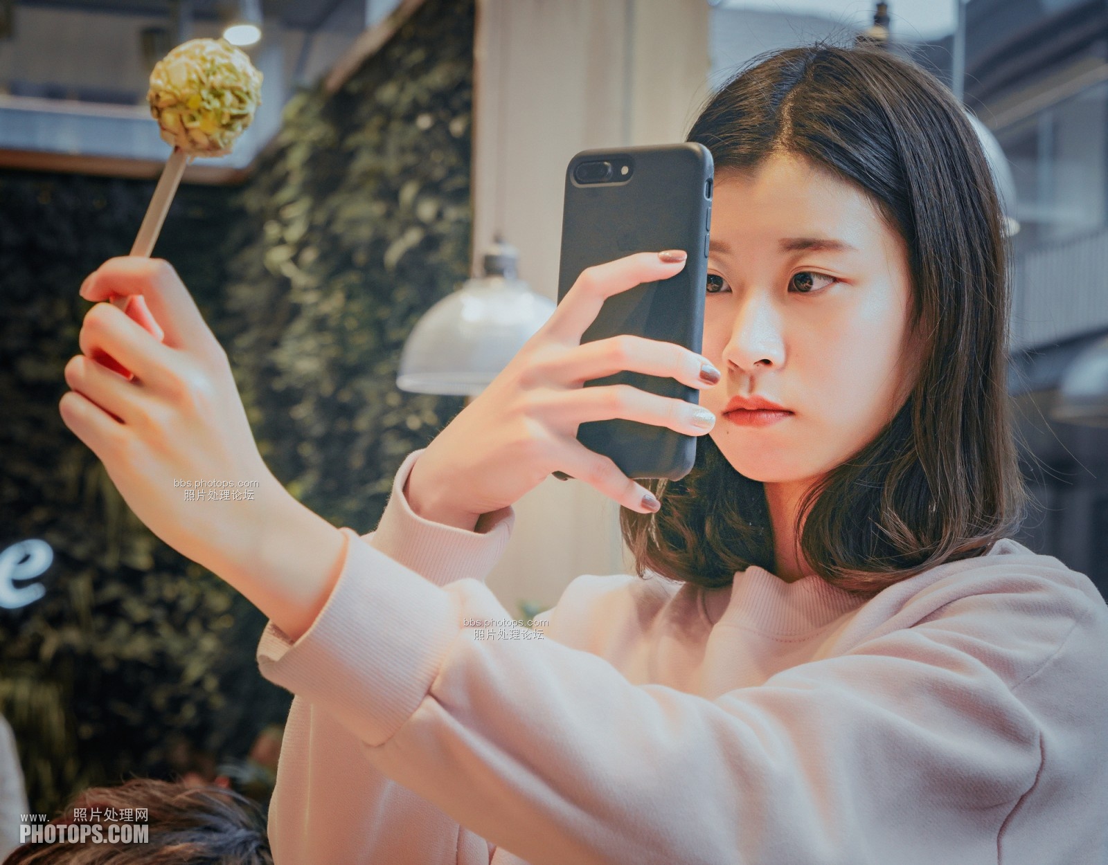 一套10张粉衣鹿儿少女 甜品店手拿棒棒糖的少女raw源片 sony a7rii